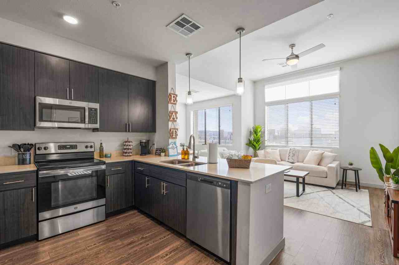 711 West Broadway Road - Photo 5 of 49