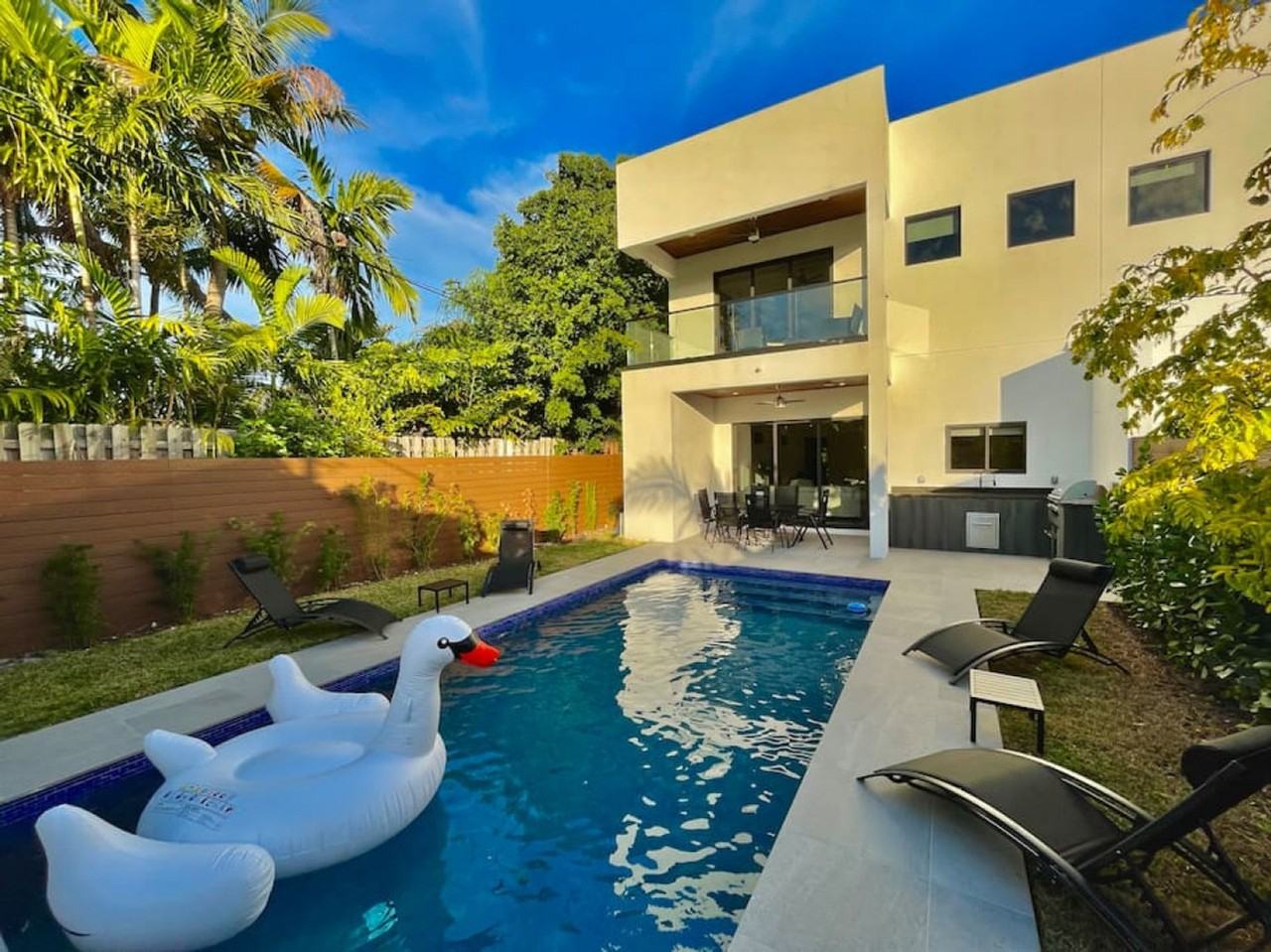 648 Ne 16th Ter #1369641P - Photo 4 of 31