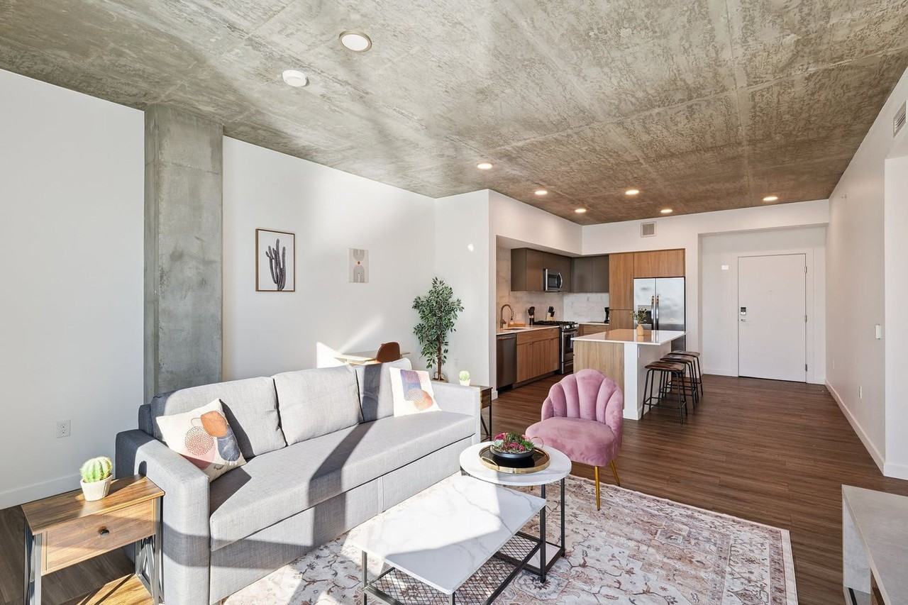 222 E Jefferson St #1369270P - Photo 3 of 50