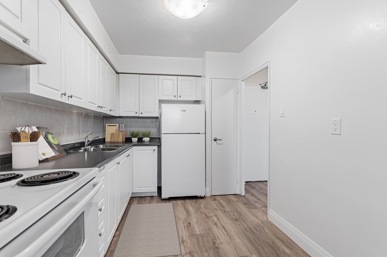 569 Sheppard Avenue West - Photo 4 of 16