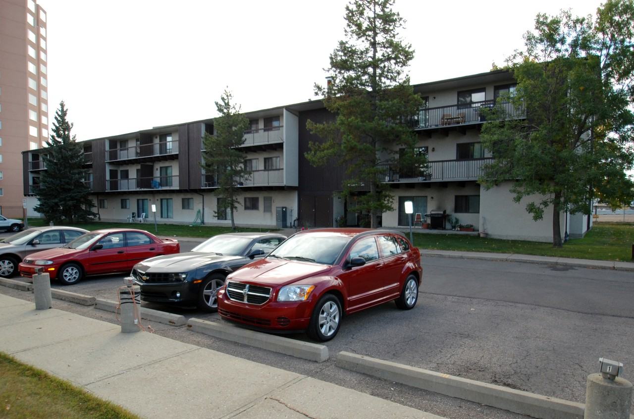 Surrey Manor - Photo 2 of 31