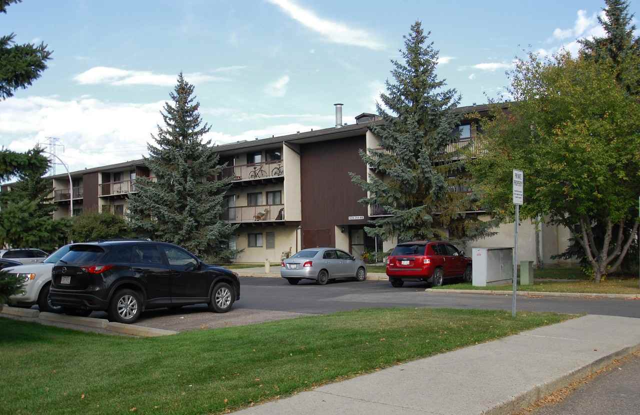 Surrey Manor - Photo 4 of 31