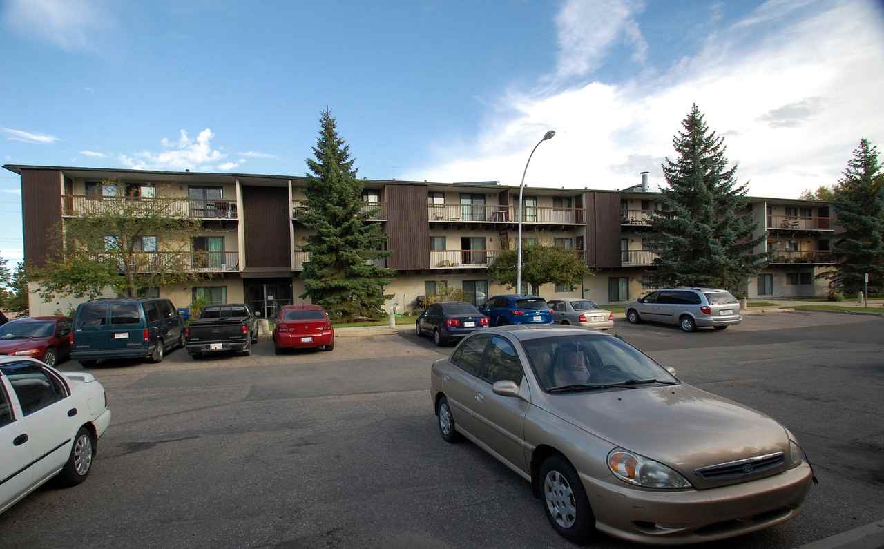 Surrey Manor - Photo 7 of 31