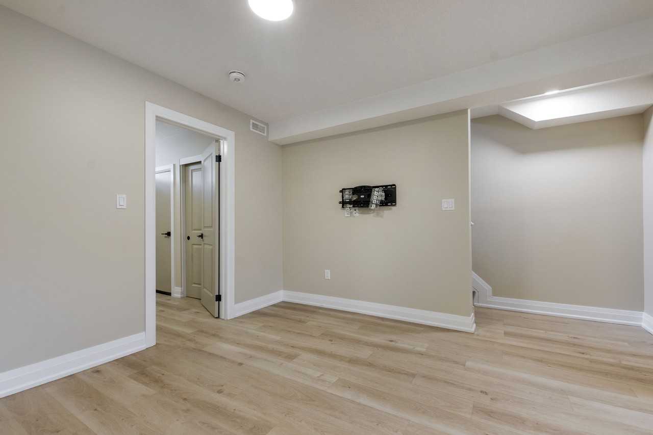 The Row - Photo 5 of 19