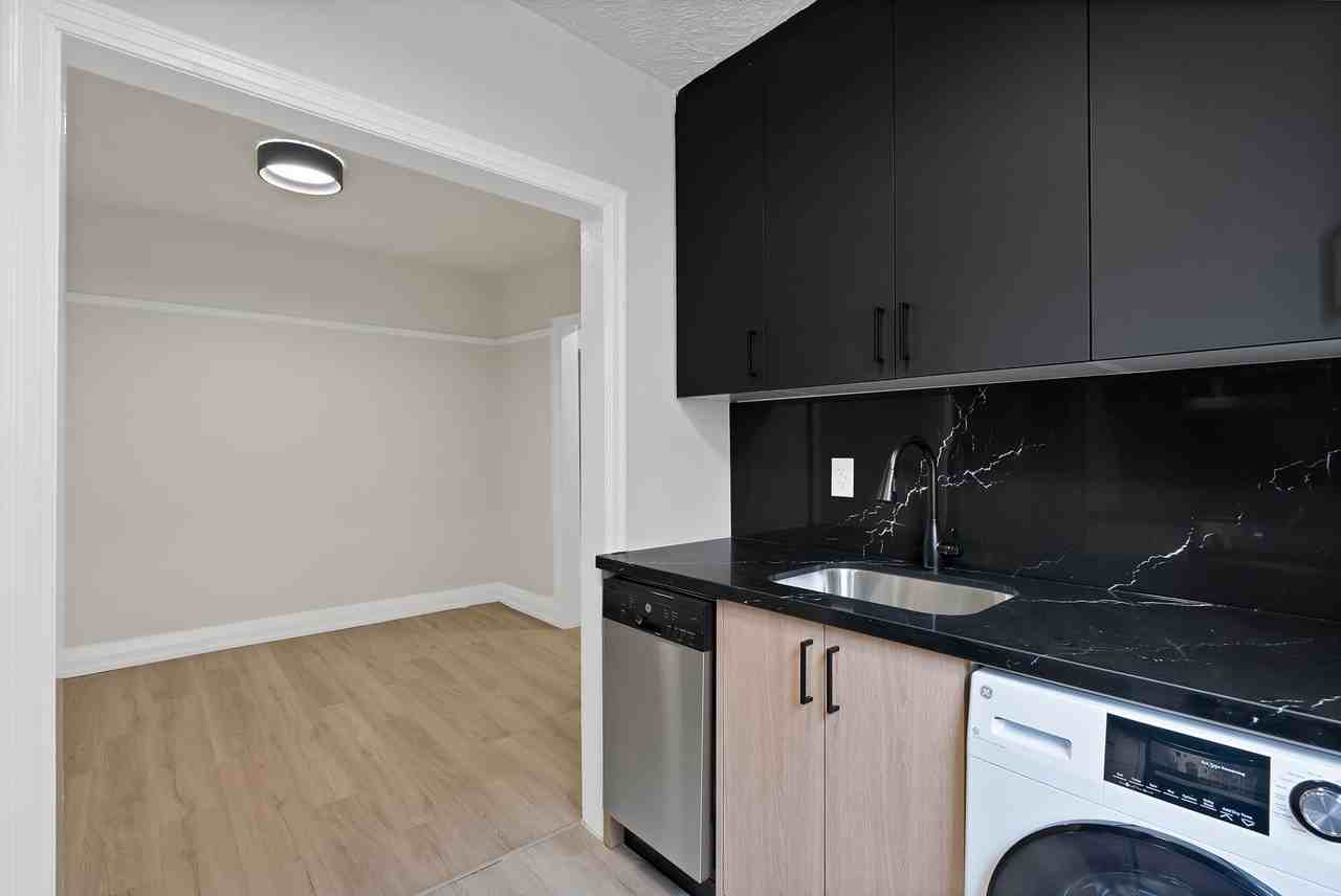 50 Raglan Ave - Photo 3 of 50