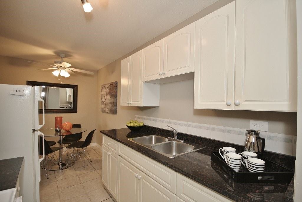 Centre Court - Photo 4 of 36