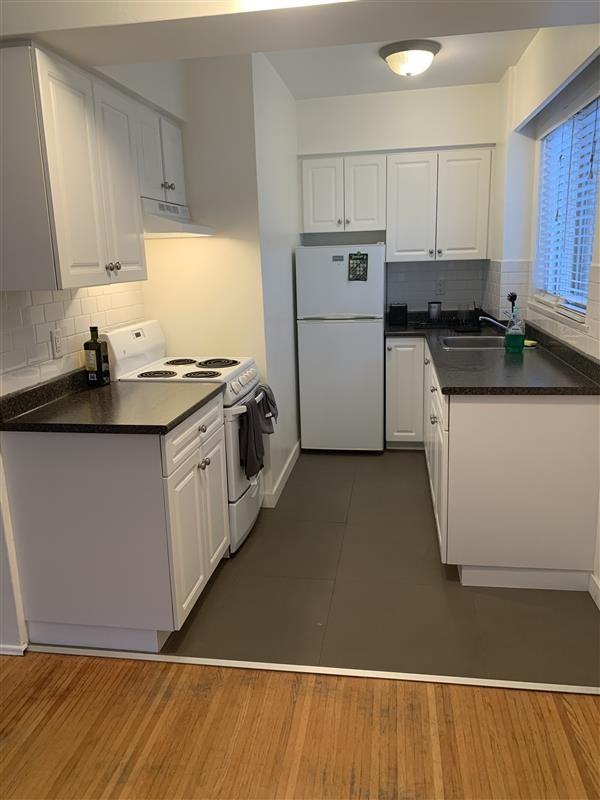 Gauntlett Manor - Photo 4 of 13