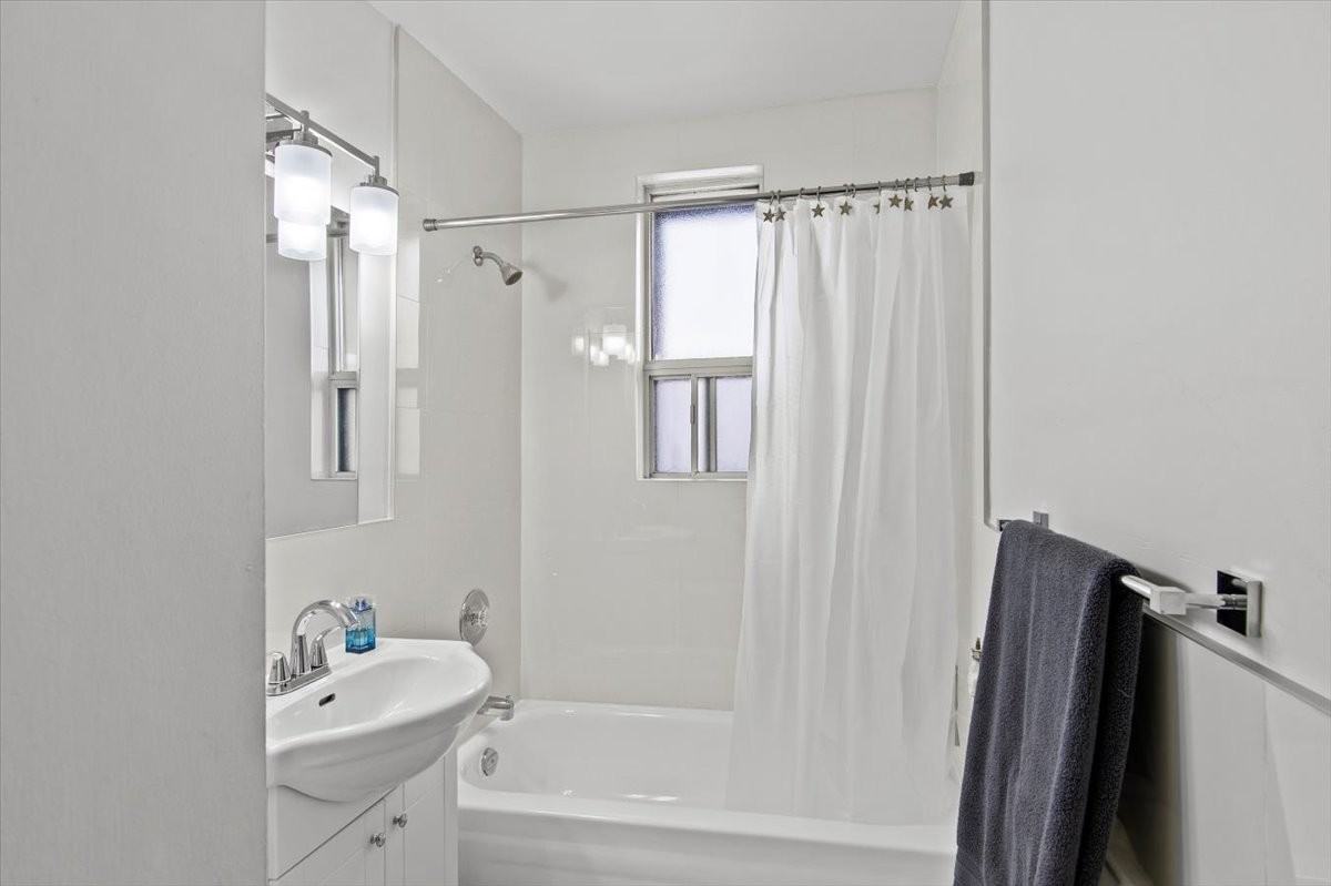 496/498 Simcoe Street North - Photo 4 of 10