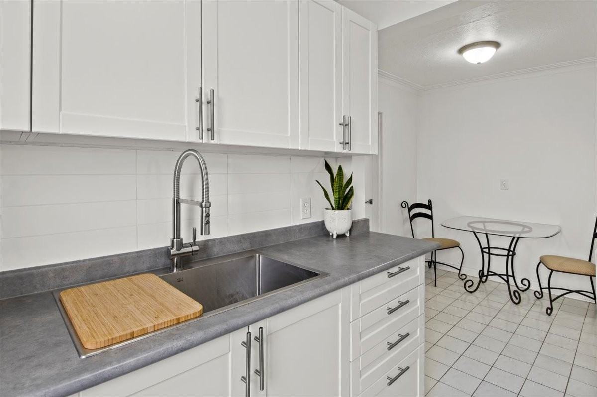 496/498 Simcoe Street North - Photo 5 of 10