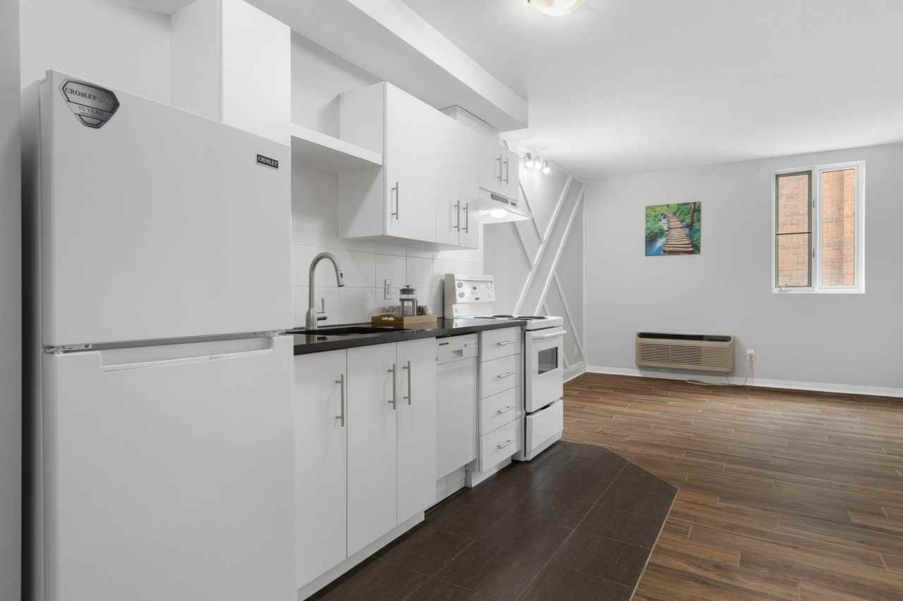 486 Albert St - Photo 2 of 23