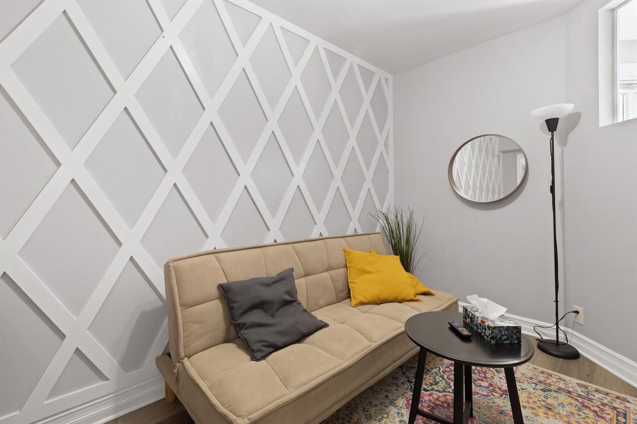 467 Slater St - Photo 2 of 9