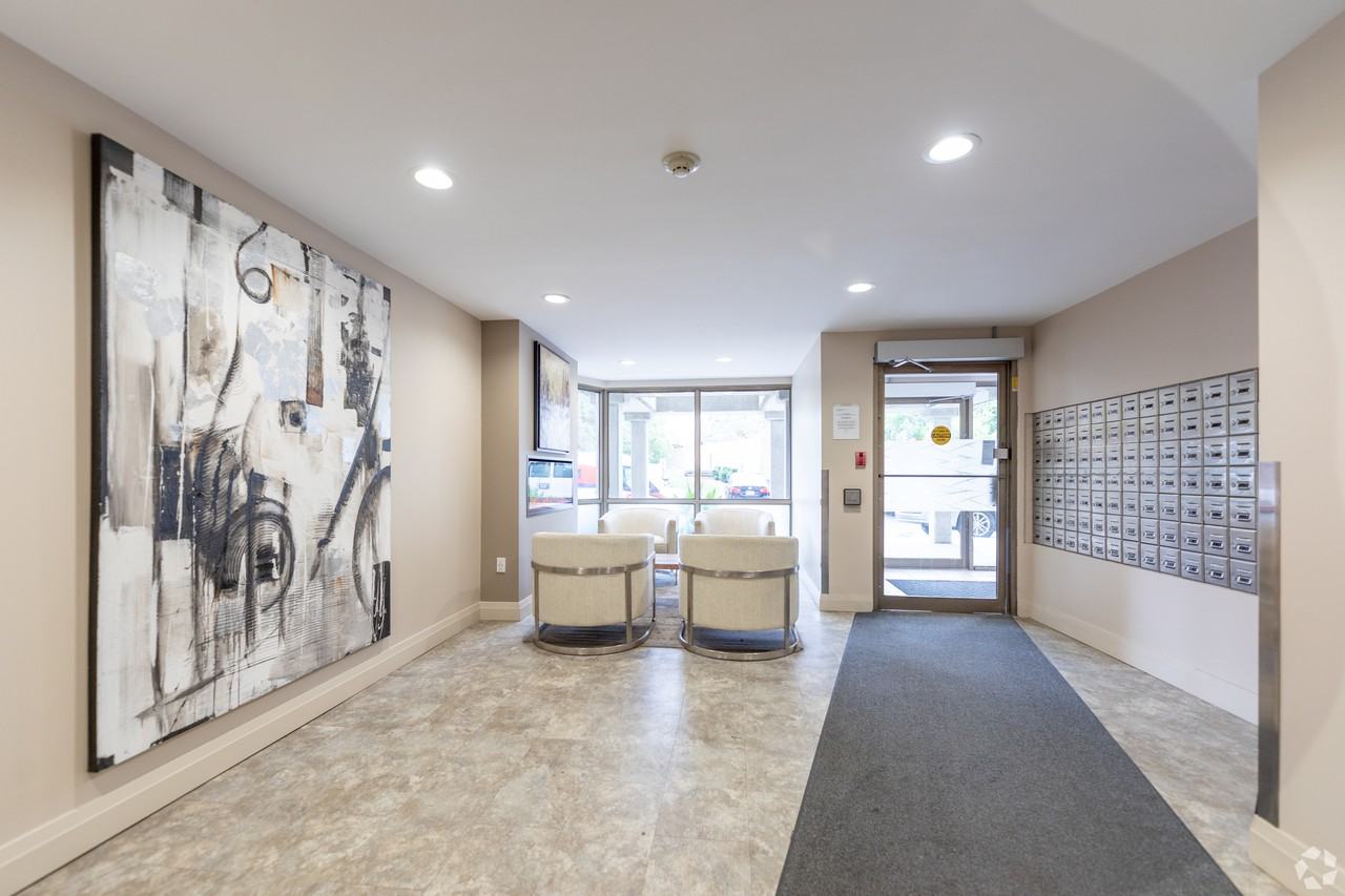 Highview Glen - Photo 2 of 17