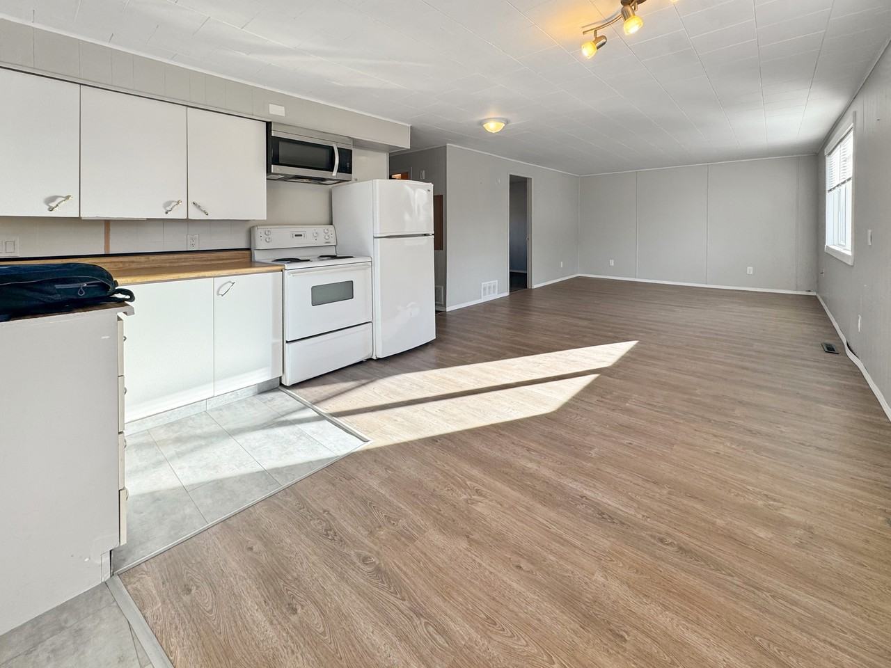 22609 9 Avenue - Photo 2 of 32