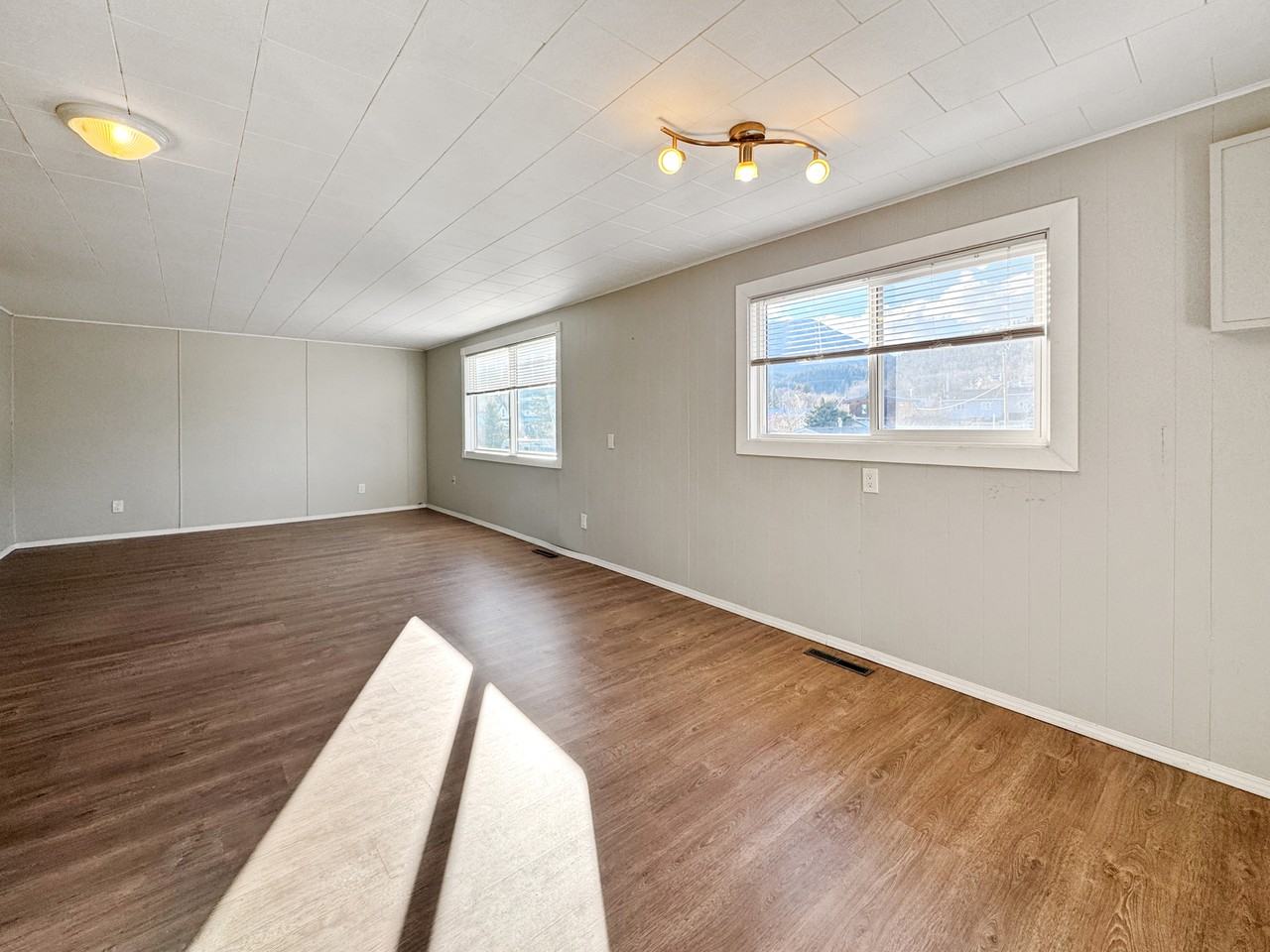 22609 9 Avenue - Photo 3 of 32