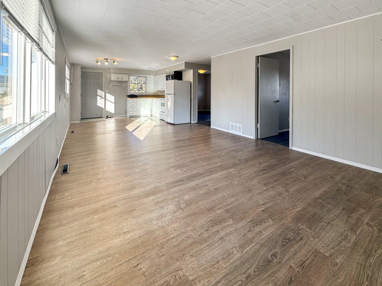 22609 9 Avenue - Photo 4 of 32