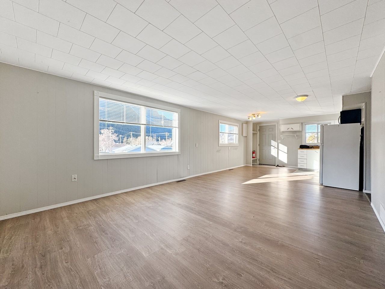 22609 9 Avenue - Photo 5 of 32