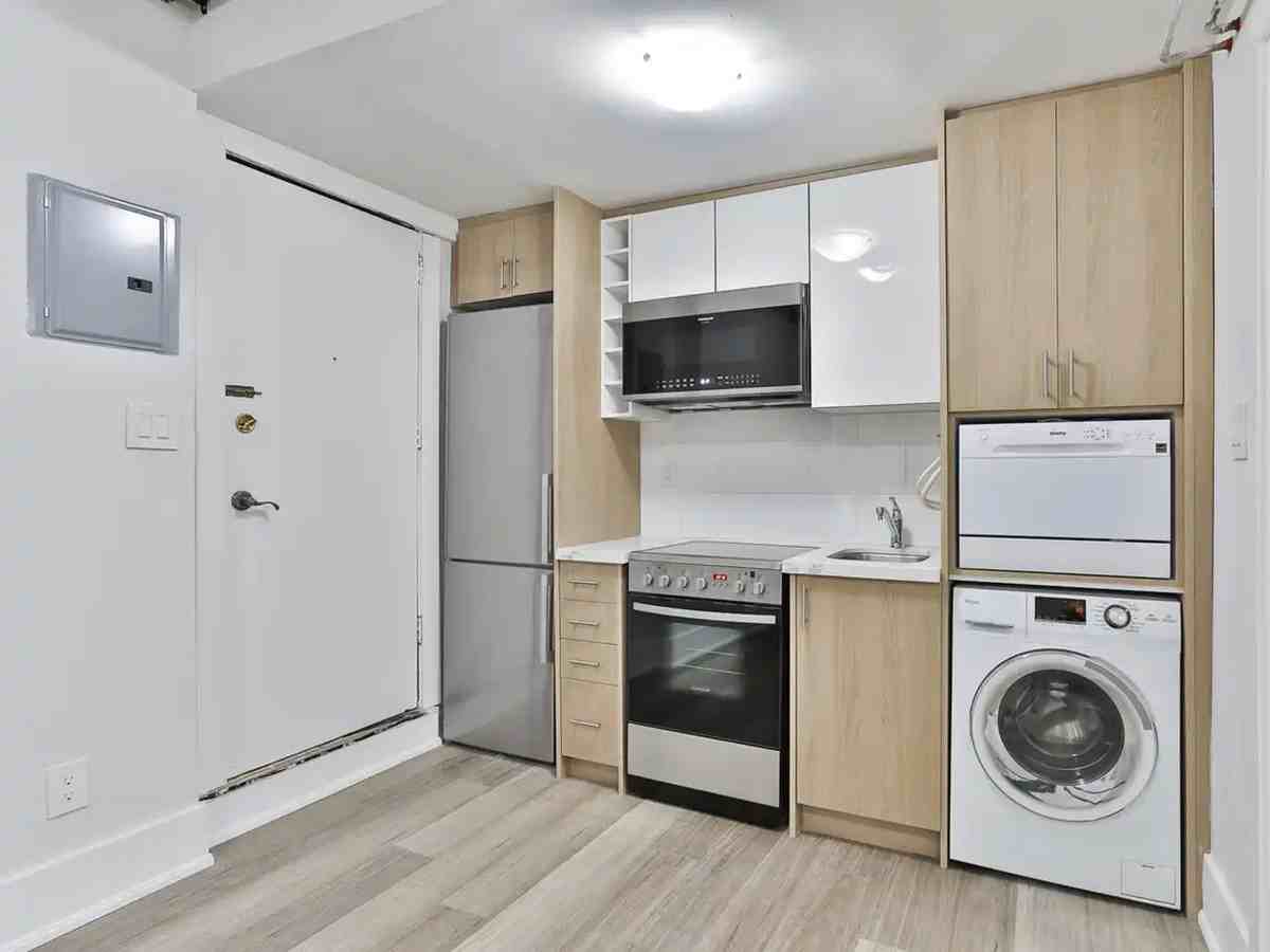 915 St Clair Avenue West - Photo 4 of 12