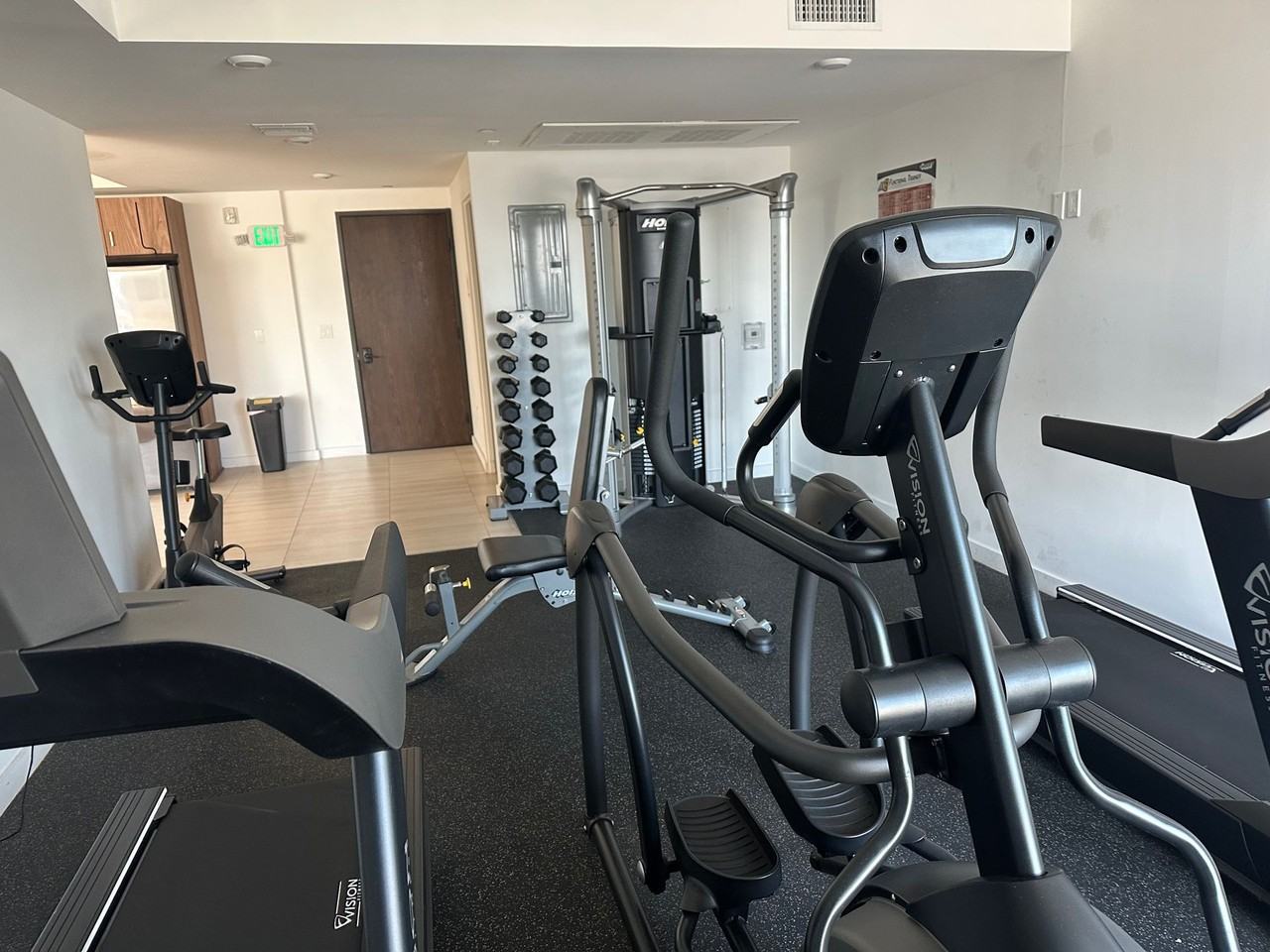 252 N Hoover - Photo 7 of 45