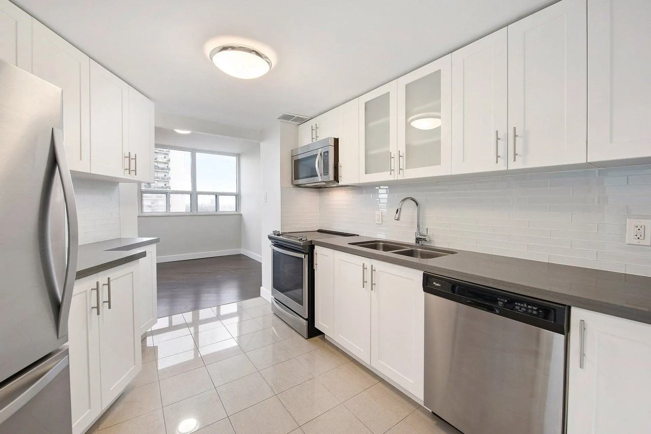 6151 Bathurst St - Photo 2 of 9