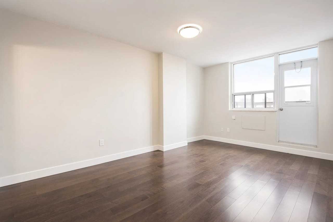 6151 Bathurst St - Photo 6 of 9