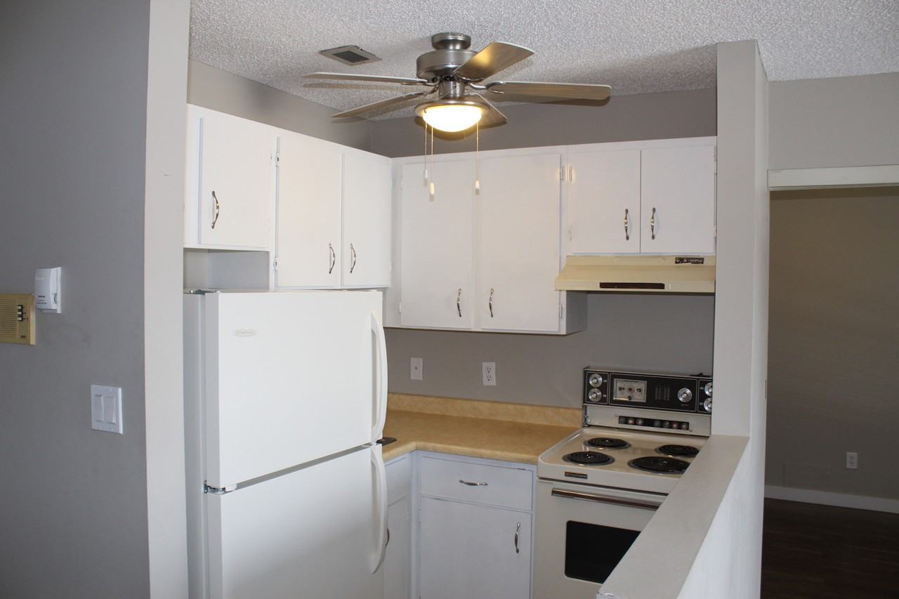 Floyd Manor - Photo 3 of 16