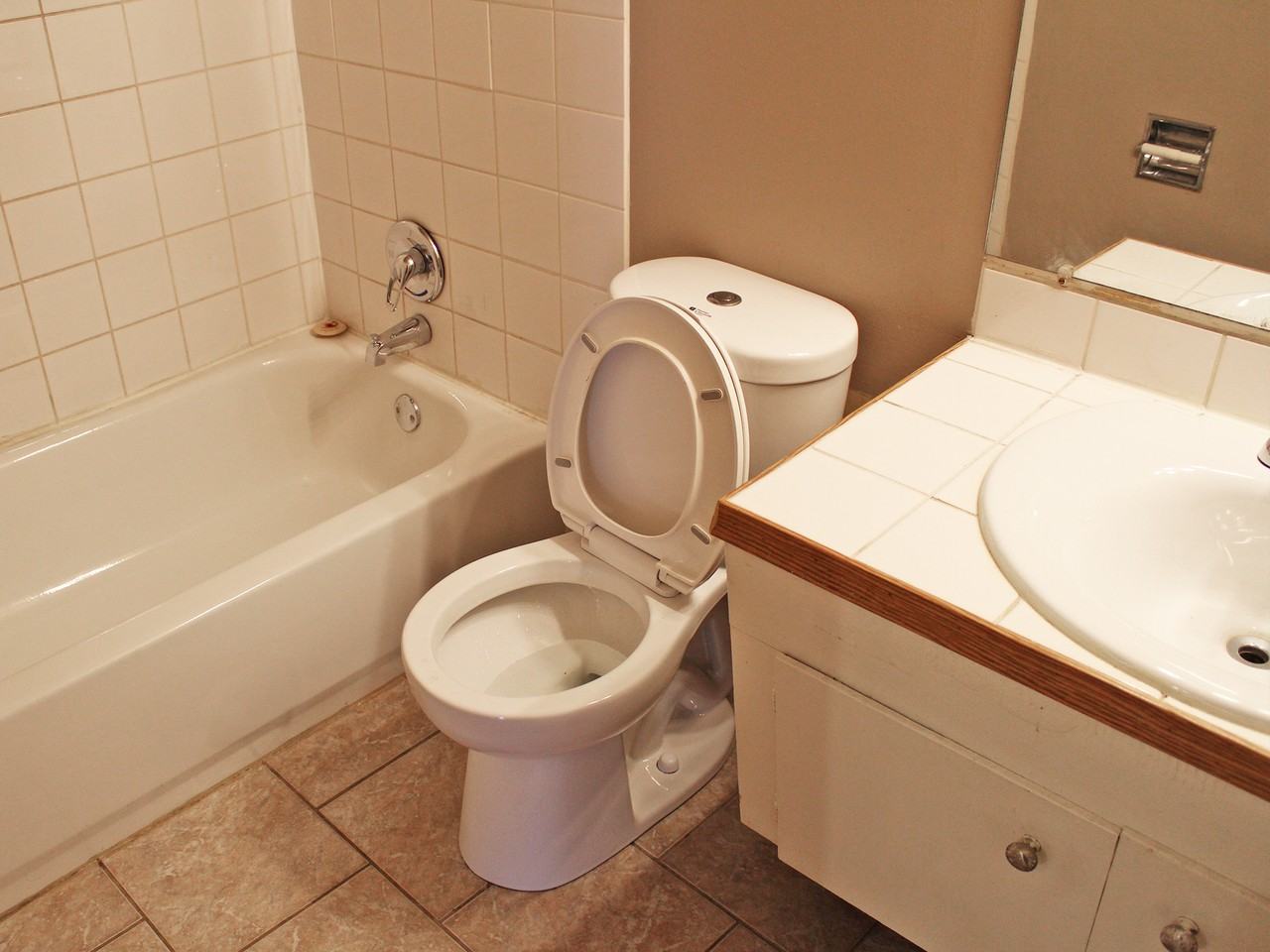 Raydel Manor - Photo 7 of 8