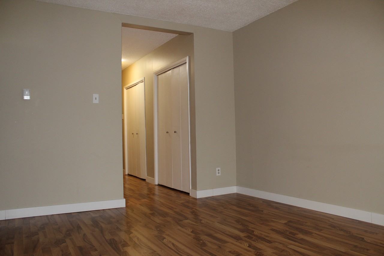 Nessa Manor - Photo 3 of 11