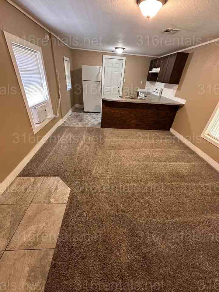 740 W Hendryx St - Photo 2 of 9