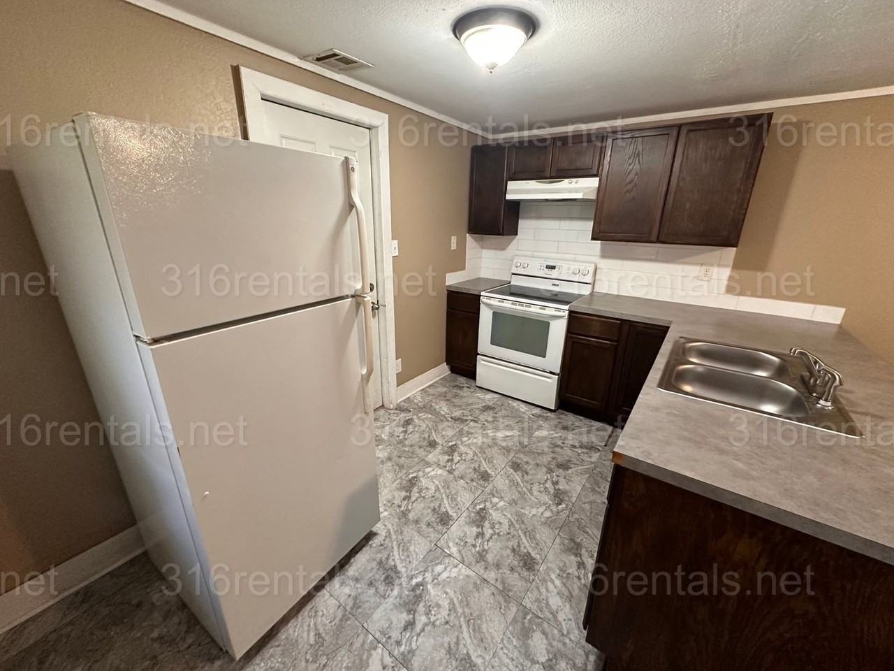 740 W Hendryx St - Photo 3 of 9