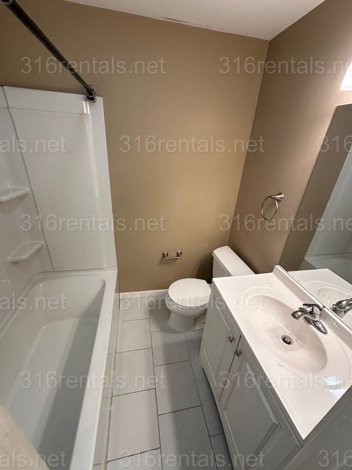 740 W Hendryx St - Photo 6 of 9