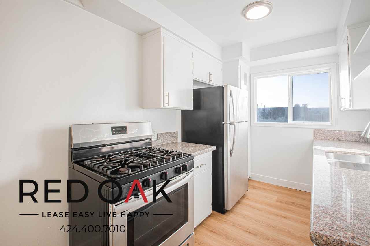 1115 W 111th St #5 - Photo 4 of 18