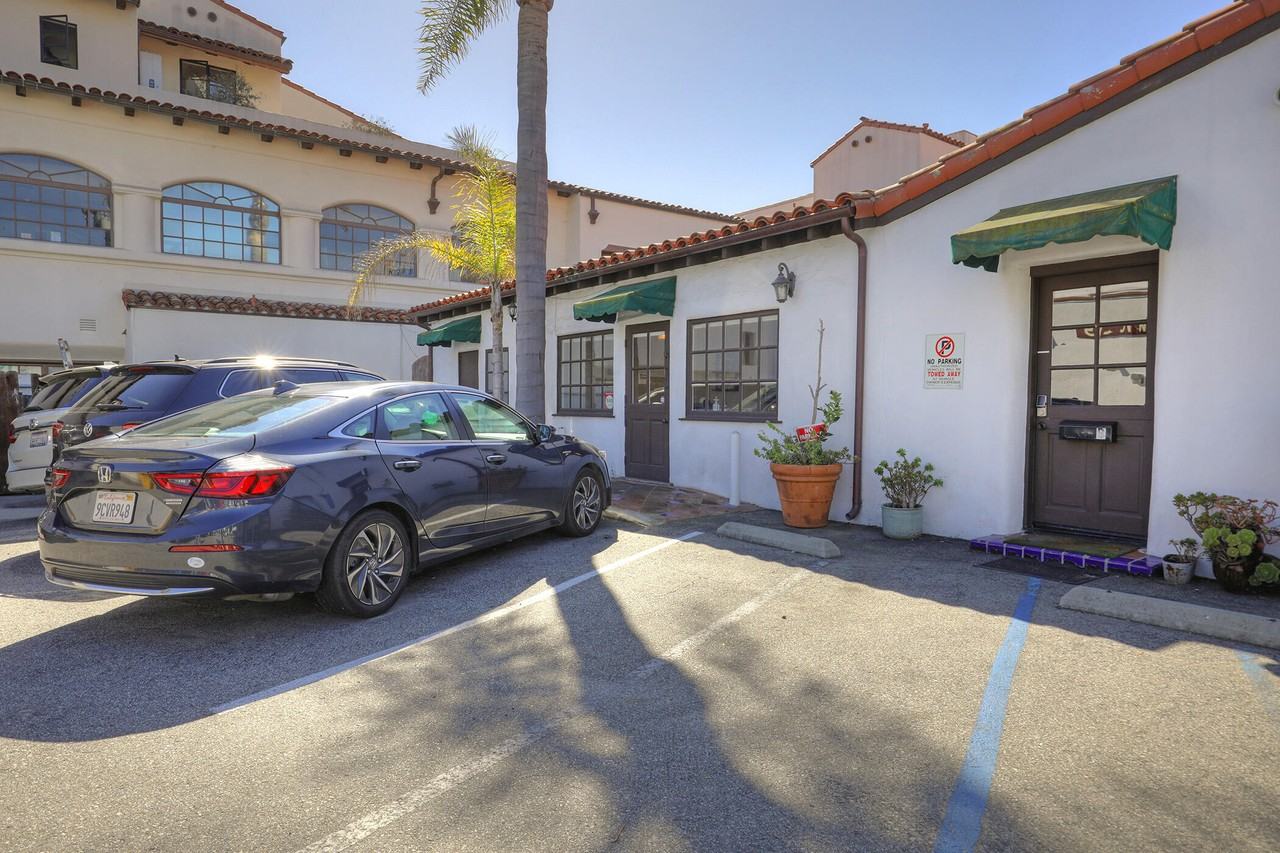 11 W Arrellaga St #11B - Photo 3 of 9