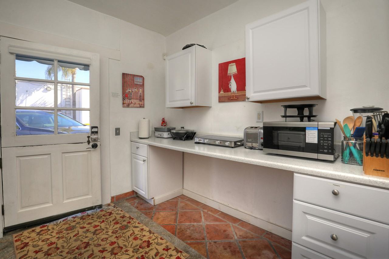 11 W Arrellaga St #11B - Photo 7 of 9