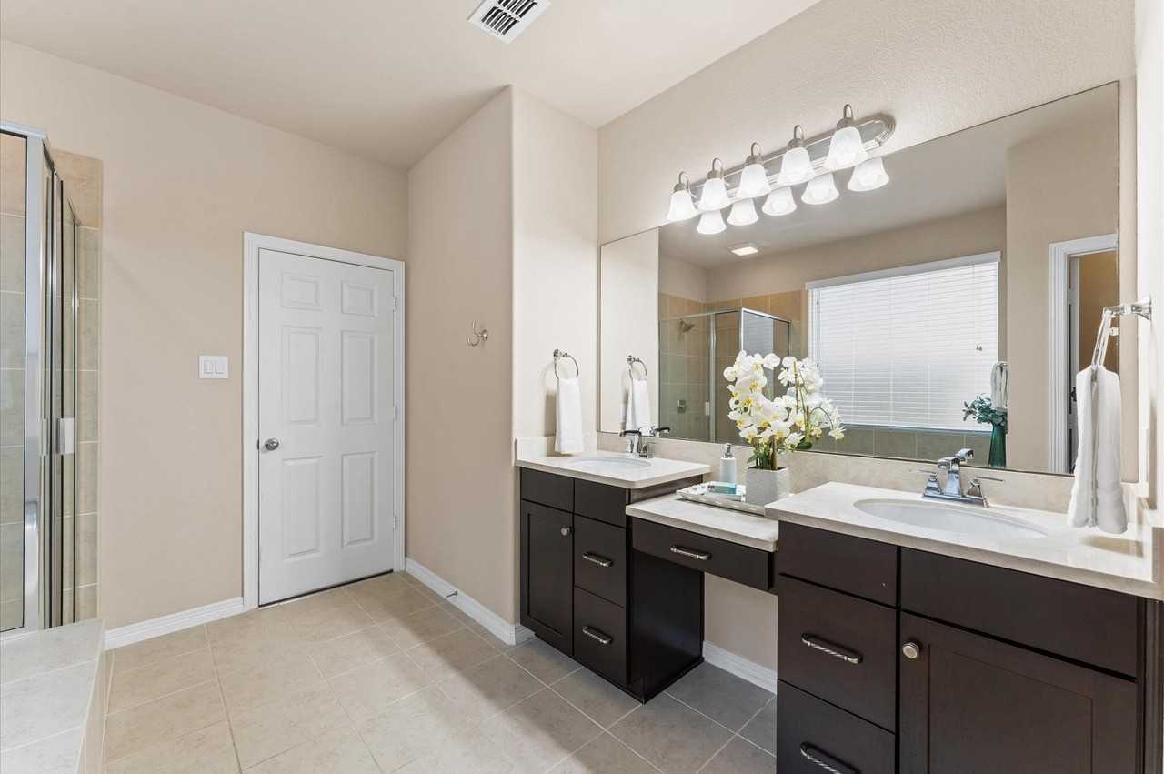 955 Smokethorn Trl #955 - Photo 4 of 42