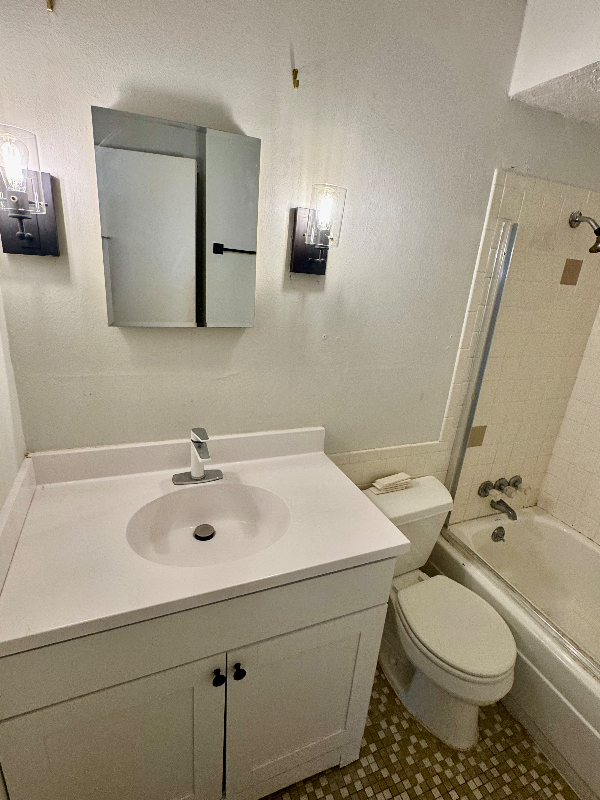 1120 E 6th St #3 - Photo 6 of 8