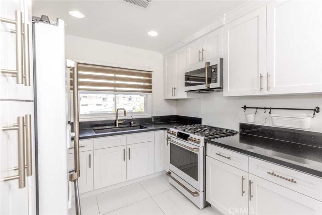 624 Hawthorne St #624A - Photo 2 of 23