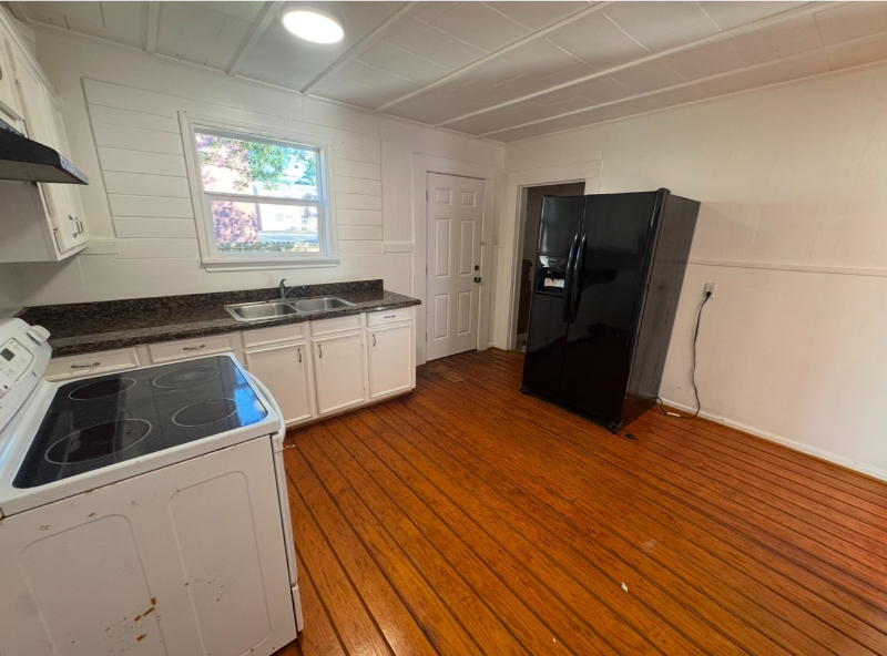 320 W College St #A - Photo 5 of 8