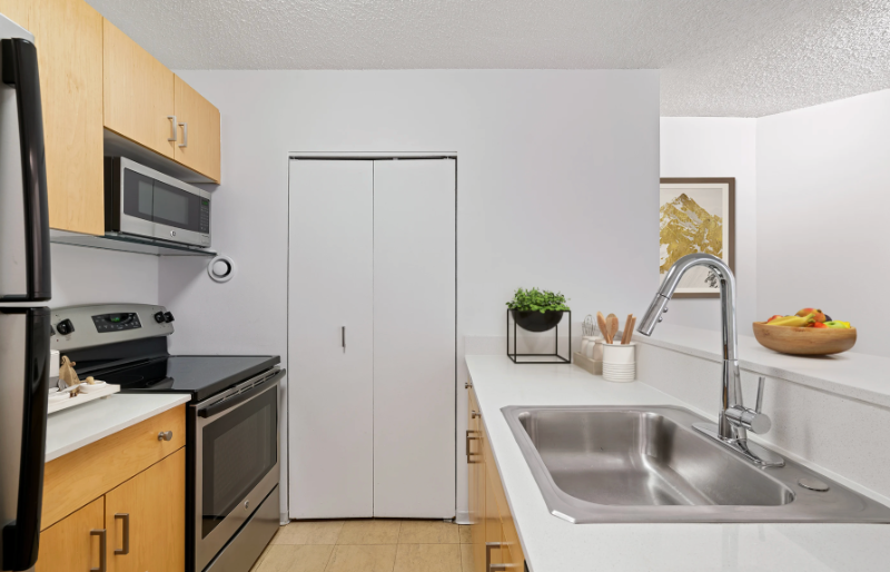 710 N Dearborn St - Photo 4 of 11