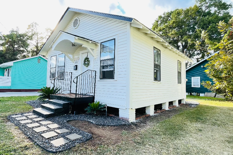 808 Gordon St - Photo 3 of 16