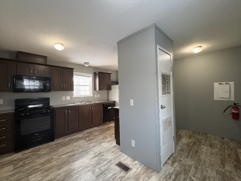 140 Humphrey Dr - Photo 5 of 10