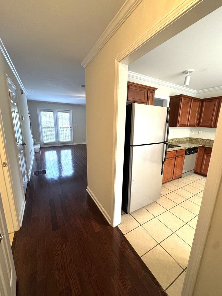 SOUTH HAMPTON TERRACE - Photo 5 of 29