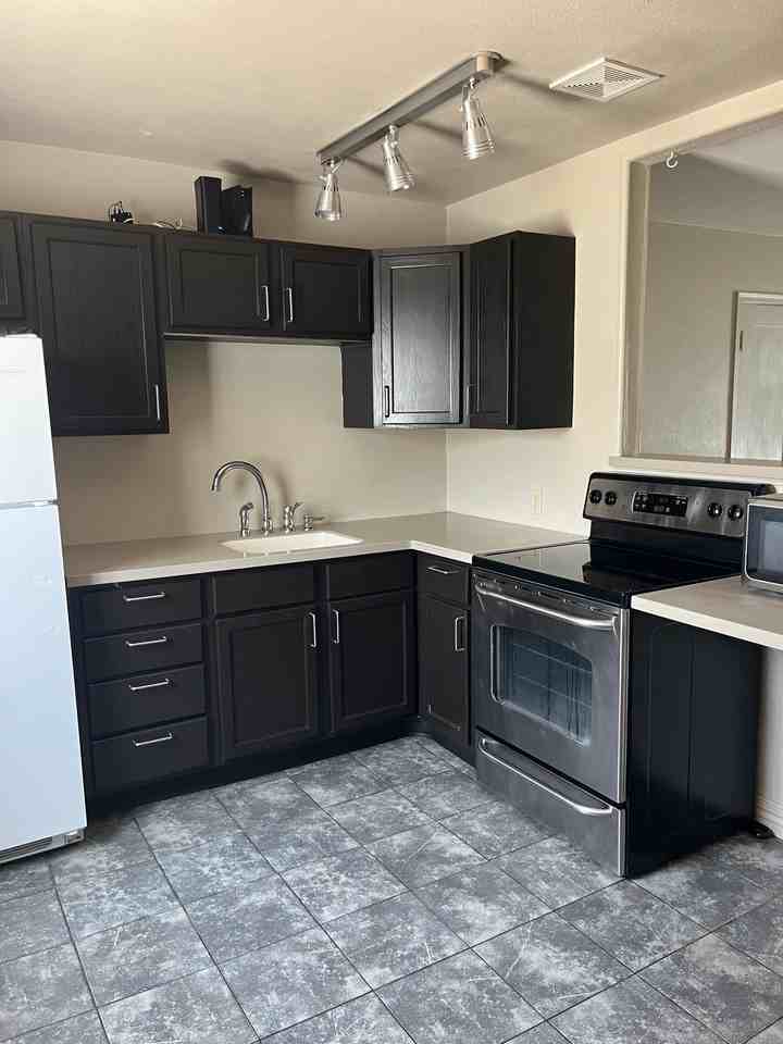 255 Bartlett St #NA - Photo 2 of 4