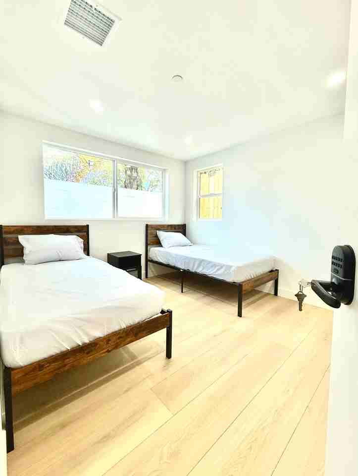 4513 Rosewood Ave #2 - Photo 3 of 8