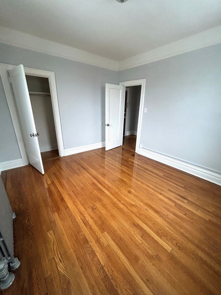 136 Manhattan Apartments - Photo 4 of 12