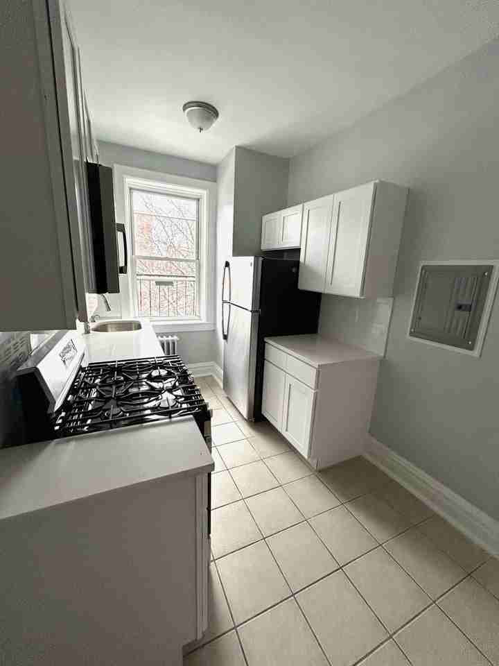 136 Manhattan Apartments - Photo 5 of 12