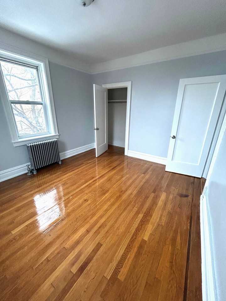 136 Manhattan Apartments - Photo 6 of 12