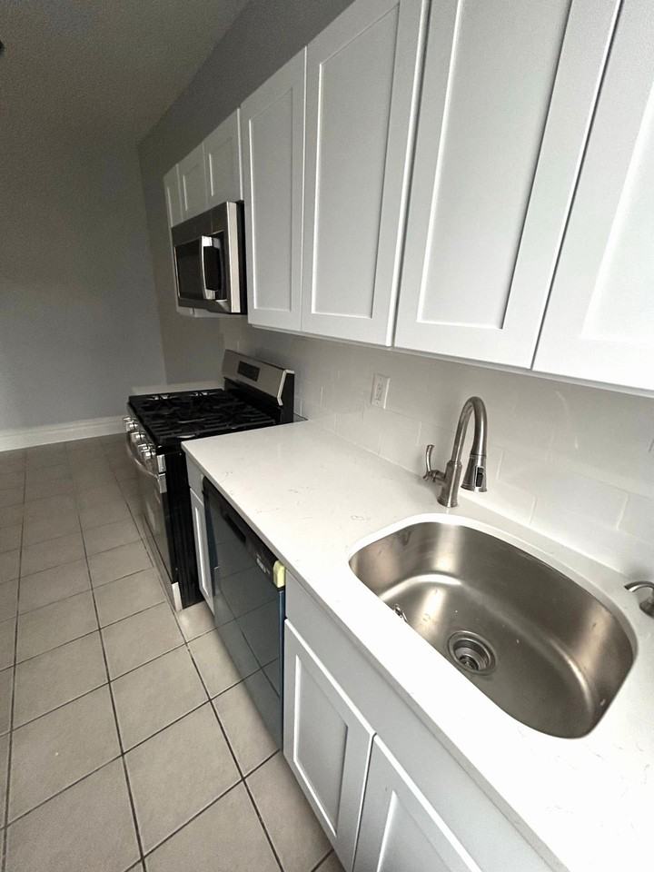 136 Manhattan Apartments - Photo 7 of 12