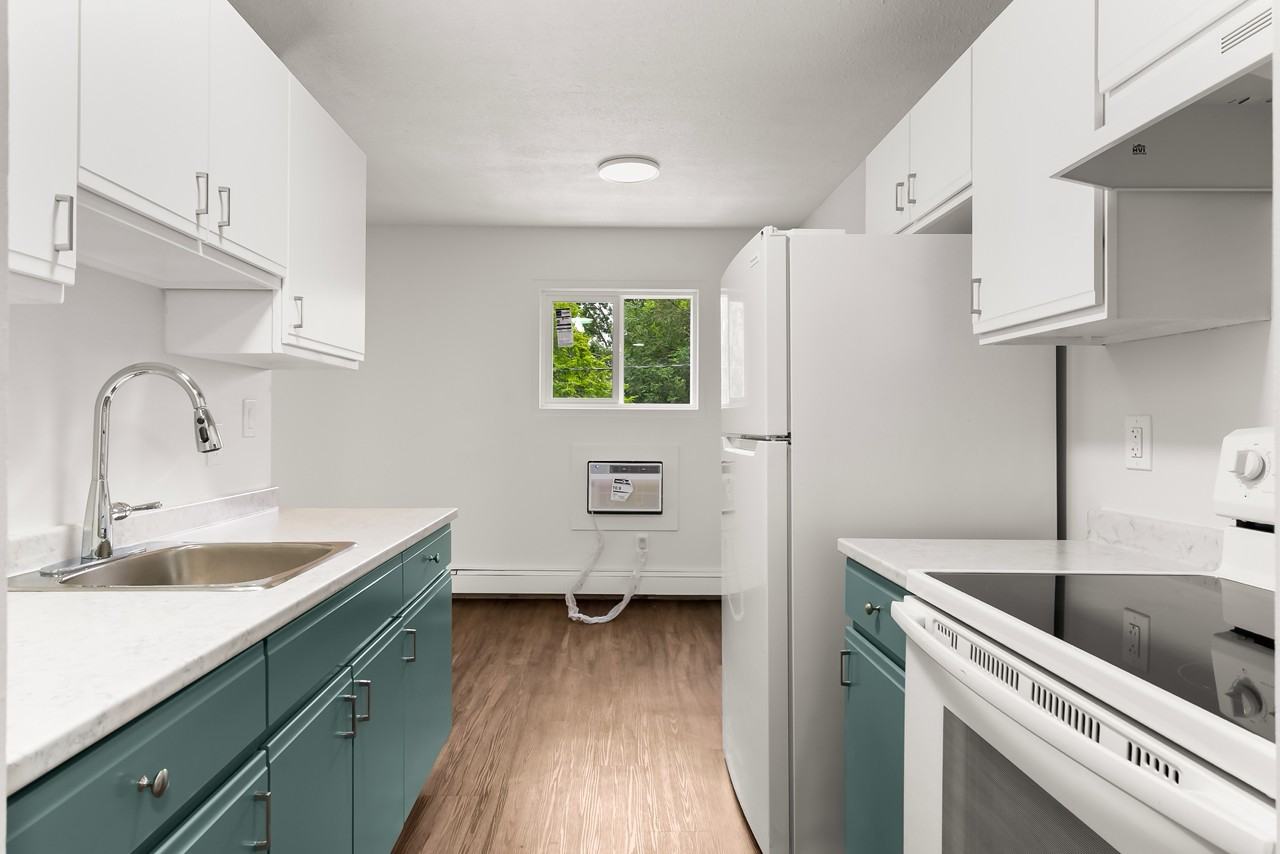 2221 Robinson St - Photo 4 of 13