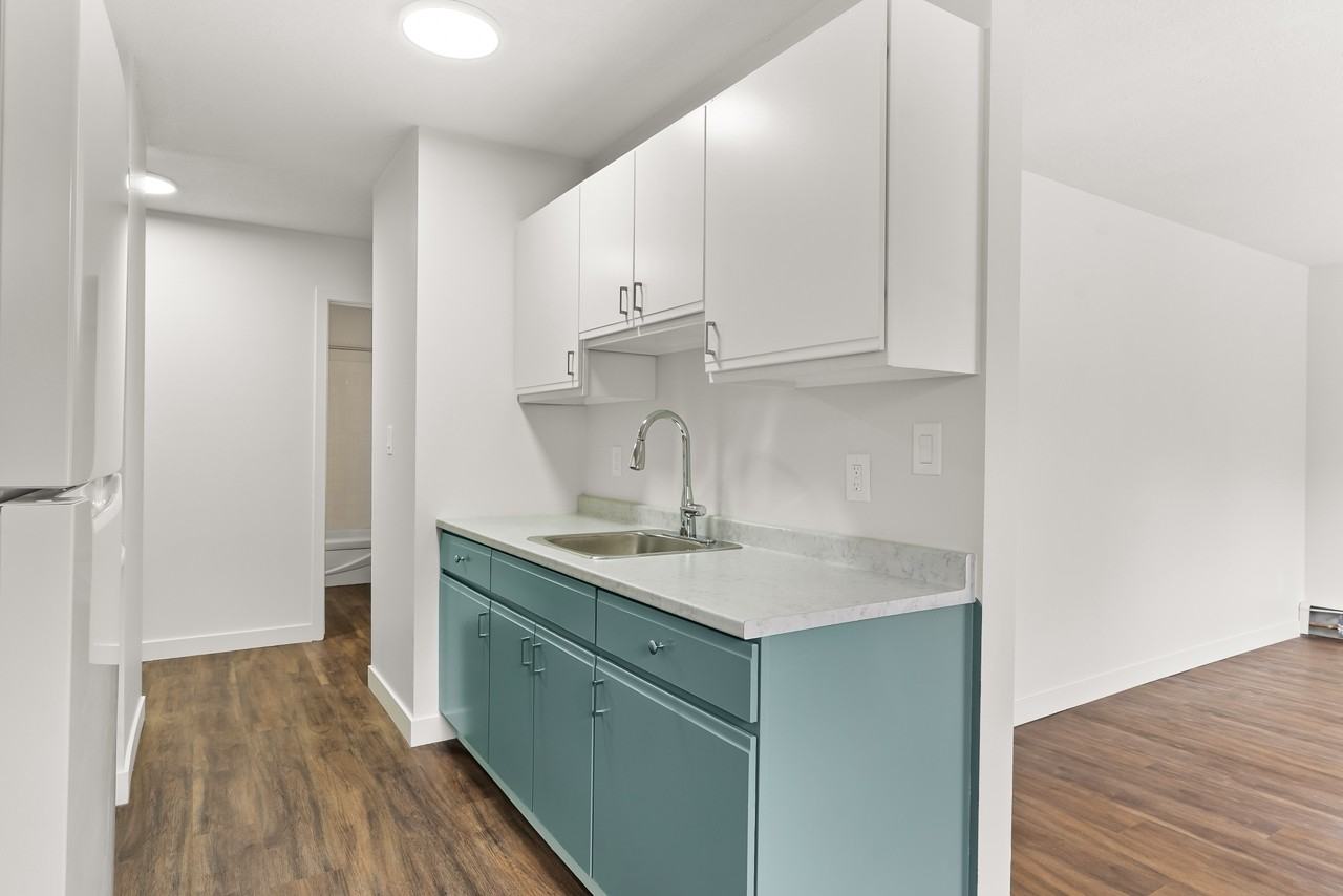 2221 Robinson St - Photo 5 of 13