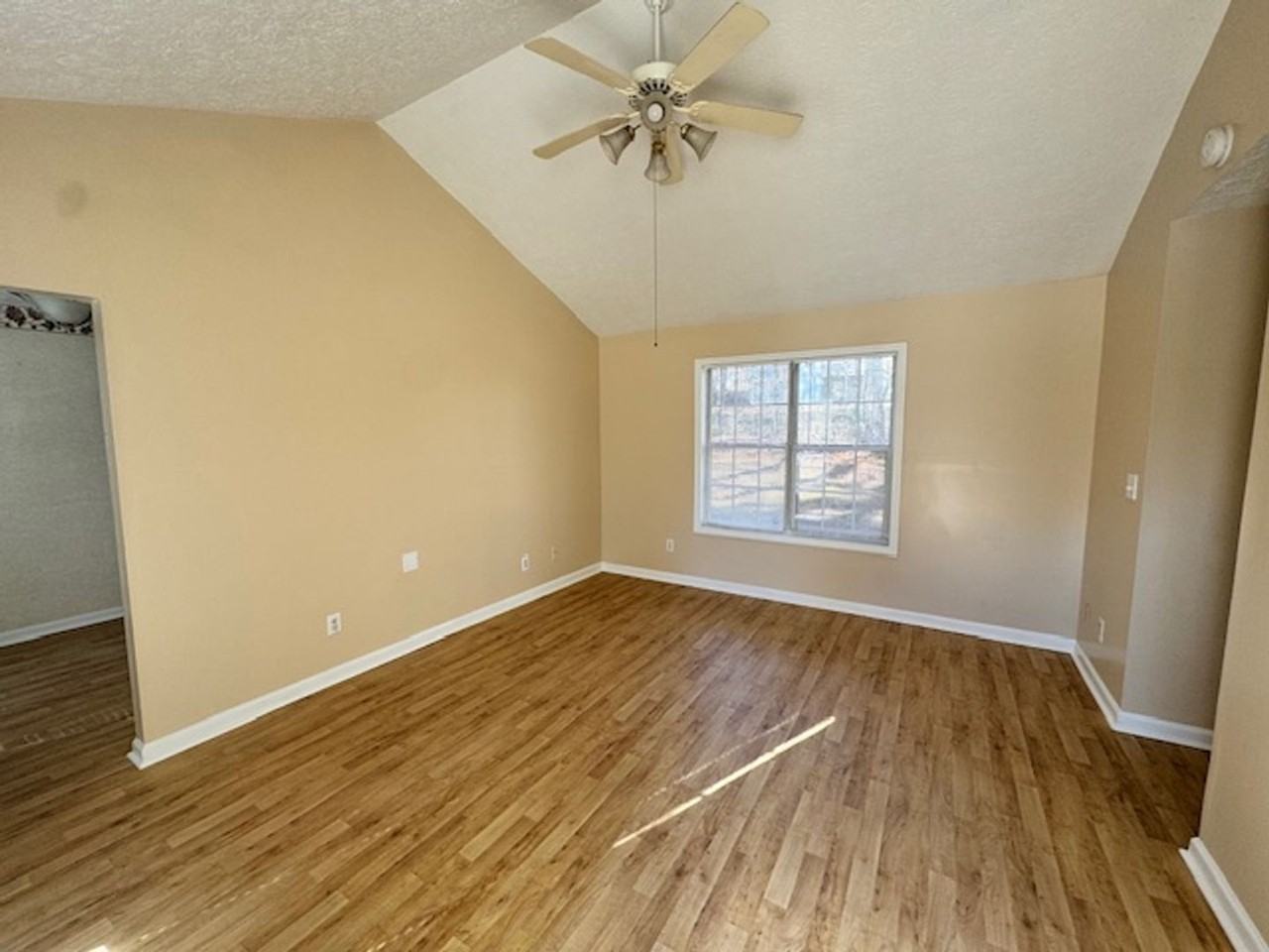 135 Ridgefield Dr - Photo 2 of 7